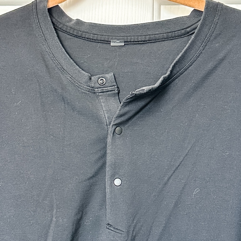 Lululemon Men’s The Fundamental Short Sleeve Black Henley Shirt - Picture 6 of 9